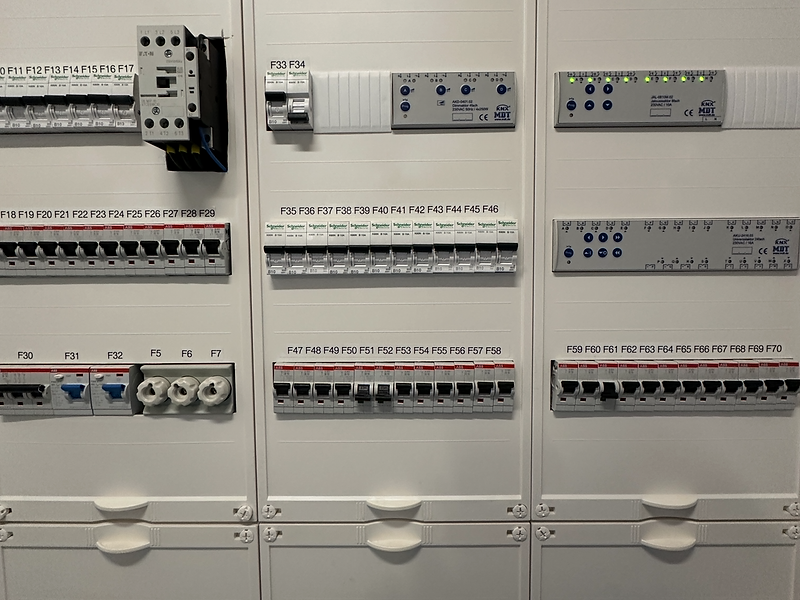 KNX-Verteiler Innenansicht mit Aktoren